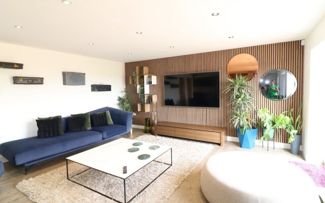 Lincoln 4-beds, Sleeps 13, Hot Tub & Pet Friendly