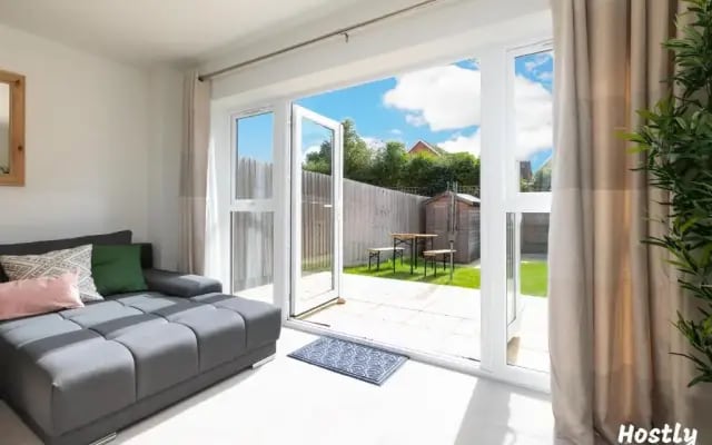 Albatross House - Comfy Home with Parking