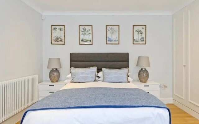 Large 2 Bedroom Kensington Garden Flat