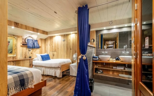 Luxury Canary Wharf House Boat