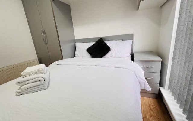 Northolt - House - Sleeps 6 - Parking - Garden