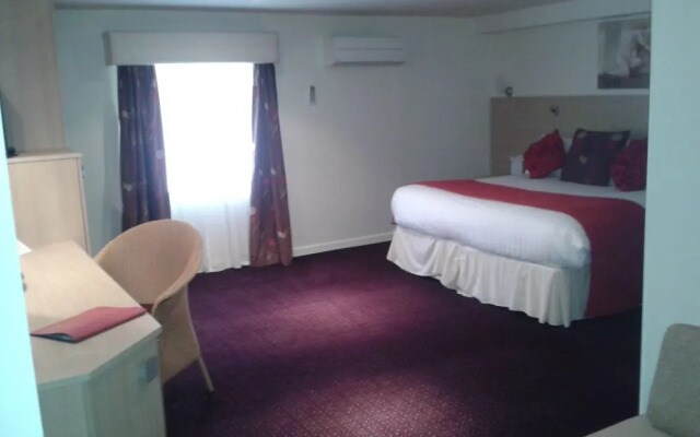 Waterfront Lodge Hotel