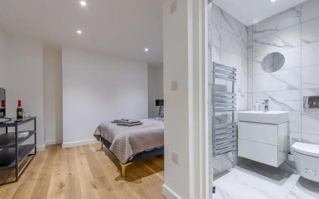 Exquisite 3BR Duplex Apartment, Air-con& Amenities