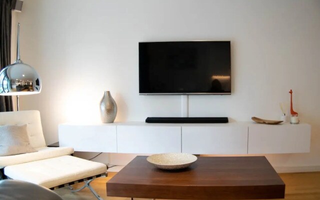 Stunning 2 Bedroom Apartment on the River Thames