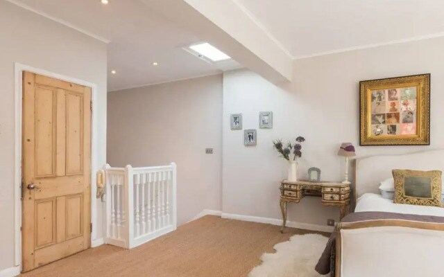Stylish 1-bed With a Roof Terrace