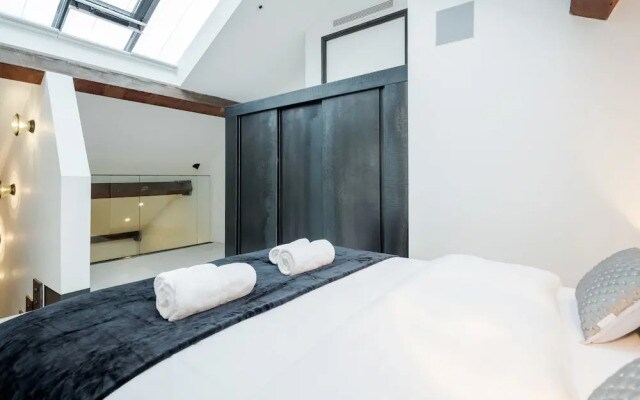 Skyline Water Front Penthouse Apartment