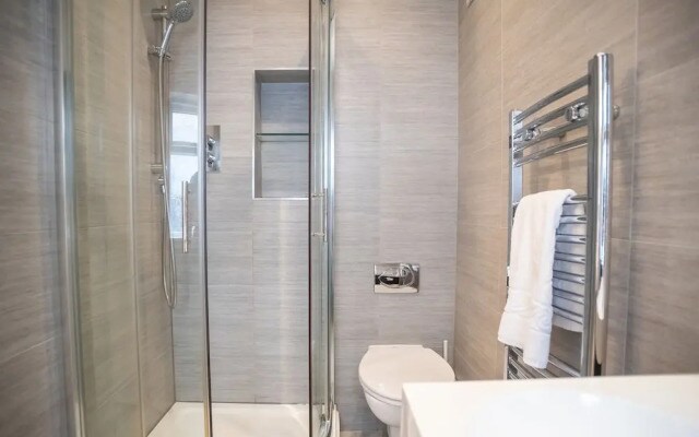 City View Three-bed Premier Apartment London