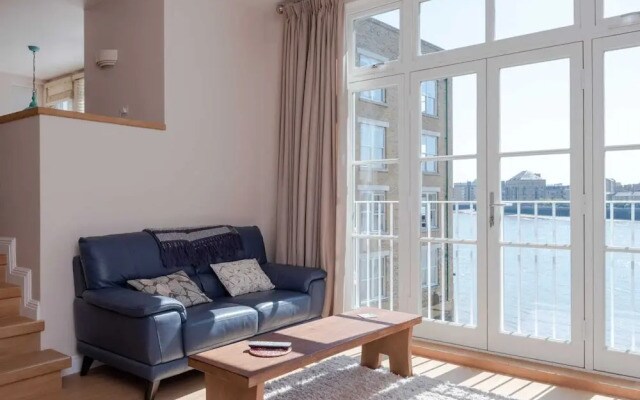Large riverside 4BR apartment near Canary Wharf
