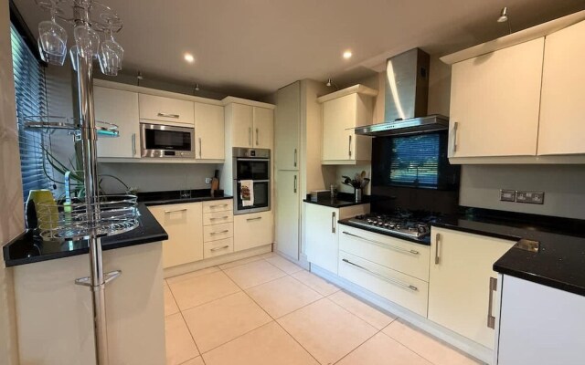Stylish Dulwich Apartment With Parking