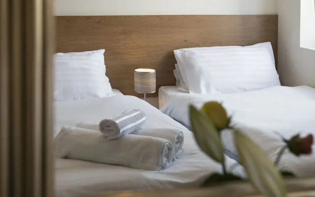 Cargo Cafe Apartments - Guest House