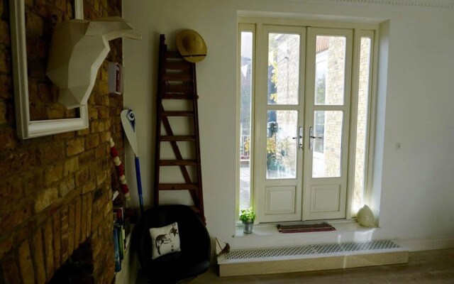 Beautiful Canalside 1-bedroom Flat With Terrace
