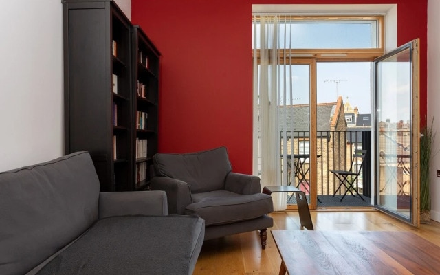 2 Bedroom Apartment in West Hampstead With Balcony