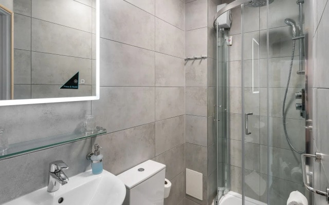 OYO Townhouse New England Victoria