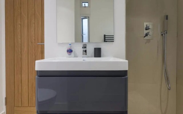 2 Bedroom Apartment near Clapham Common Sleeps 4