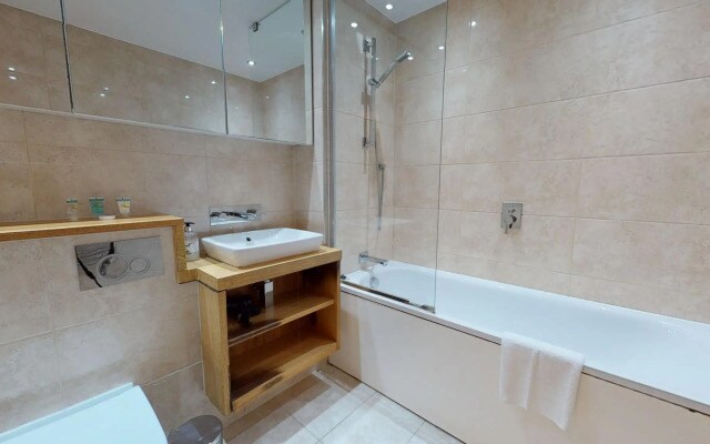 Comfy Two Bedroom One Bath Apartment in Limehouse