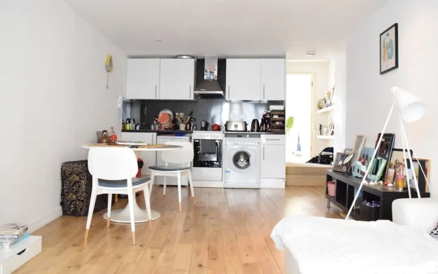 Spacious Apartment In East London With Balcony