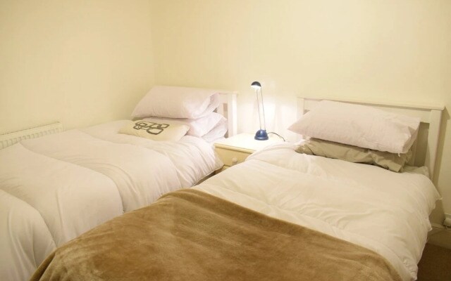 Spacious 3 Bedroom Apartment in South West London