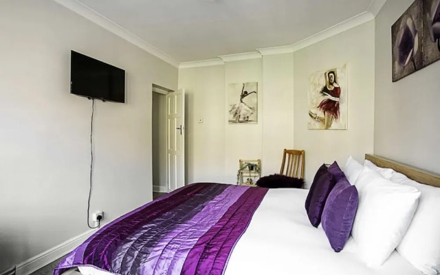 Chic High Spec Apartment Near Central London