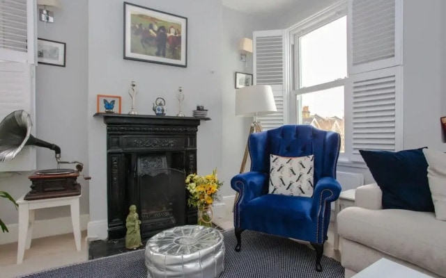 Bright2 Bedroom Apartment With Roof Terrace in Wimbledon