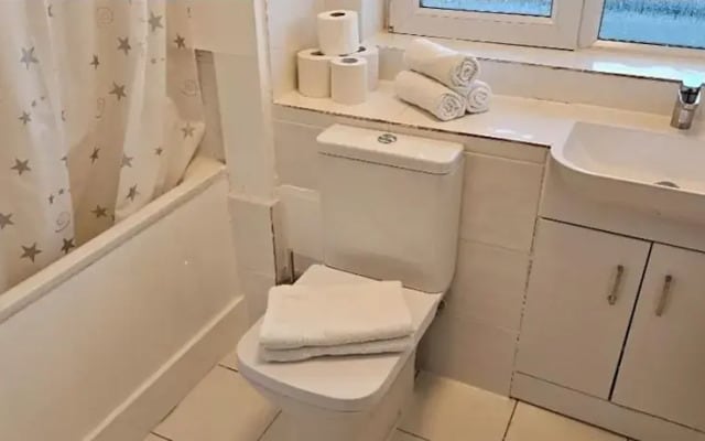 2 Bed Flat - Sleeps 4 - Parking - Balcony - Wifi