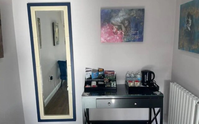 Immaculate 1-bed Studio With Outside Patio