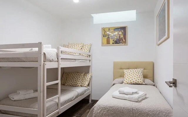 Two Bedroom Duplex for 9 in Hortaleza near Metro
