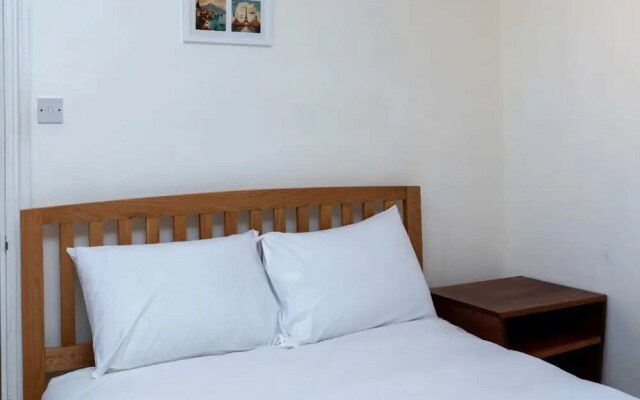 Spacious 1BD Flat w/ Garden - Hammersmith!