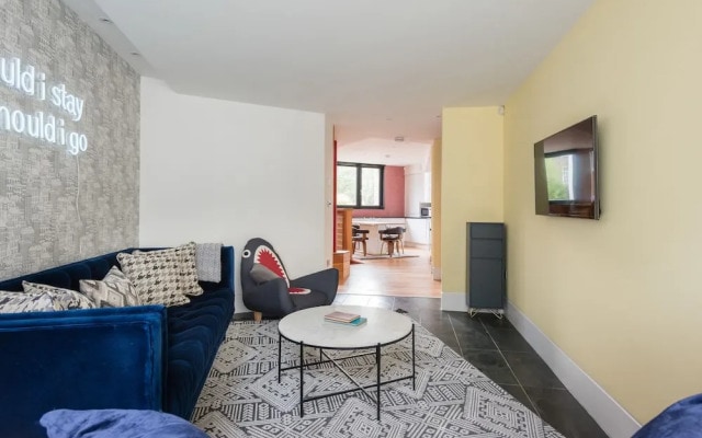 The Camden Chalet - Bright & Modern 3bdr Home With Balcony