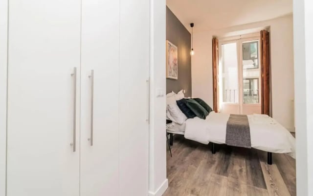 INCREDIBLE Apartment just steps from Gran Via by Batuecas