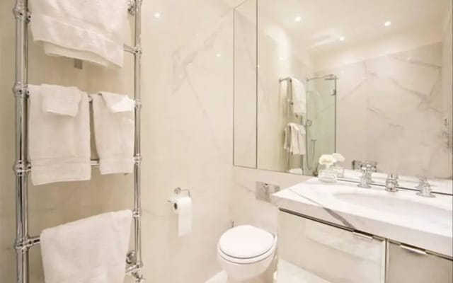 Luxurious 1BR Period Property in Kensington