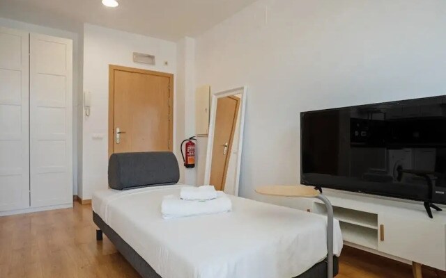 Studio w Balcony in Sanchinarro, 7 min to Train