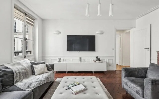 Stylish 3BR Near Tuileries Gardens