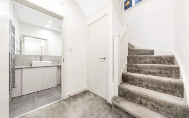 Modern 2 Bedroom Home With Private Garden