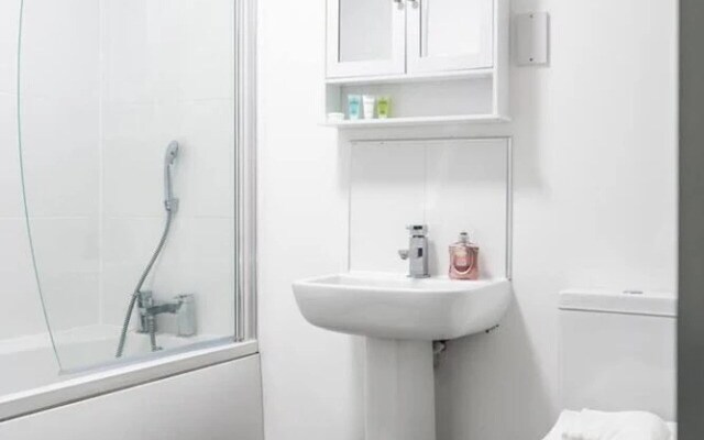Livestay - One Bed Apt, Free Parking, Sleeps 4