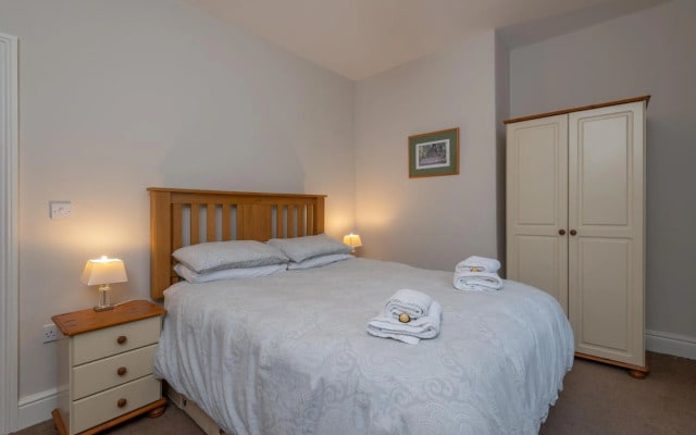 Sleeps 5 - 3 Bedrooms - walk to the square