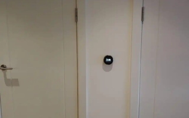 Whole Apartment 5mins to East Croydon & Concierge