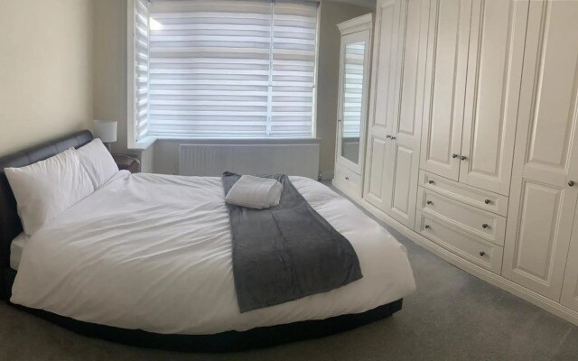 Beautiful 6 Bedroom with spacious Lounge & Rooms Free parking