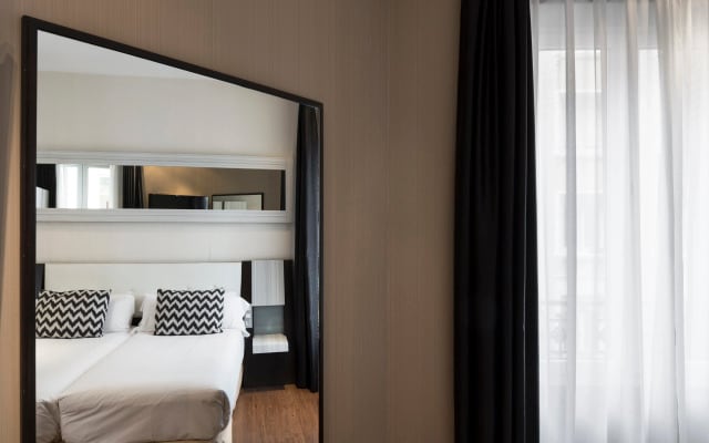Отель Petit Palace Triball