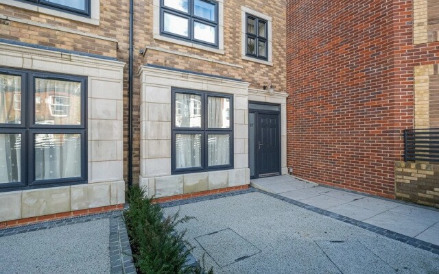 4BDR 3BA Family Home Garden in Isleworth