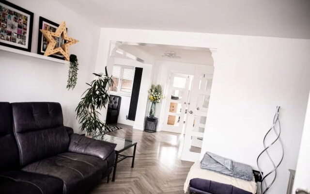 3 Bed House - Sleeps 6 - Garden - Parking - Wifi