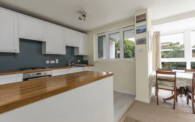 Bright 2 BR Battersea Flat With Great Location