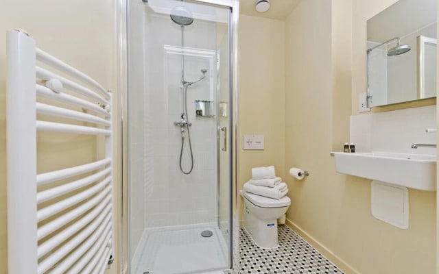 Bijou Lower Ground Studio in Primrose Hill Terrace