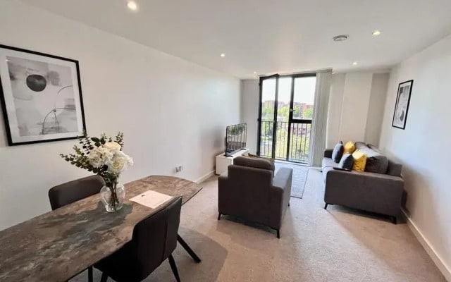Impressive 1 Bed Apartment - Chavasse Apartments