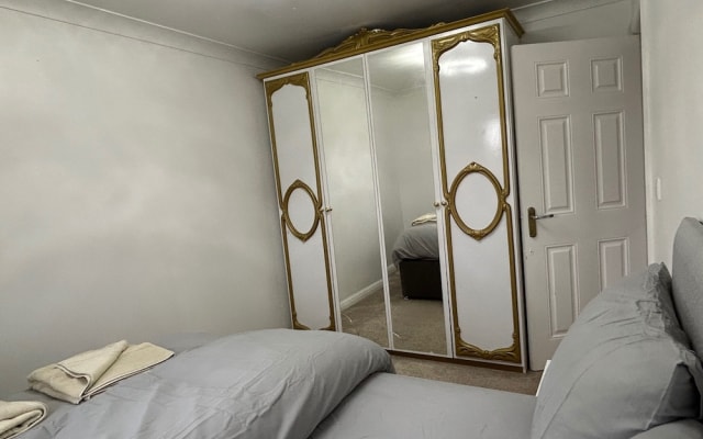 Romford Contractor / Family House