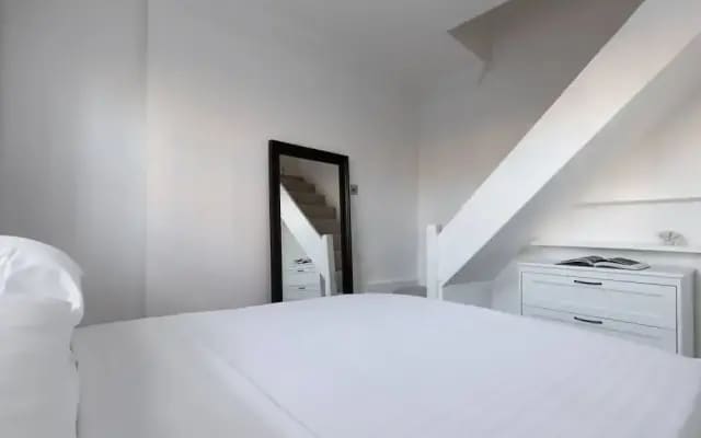 St Stephen's Gardens VII by Onefinestay