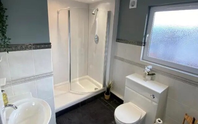 Eastcliffe Penthouse, 2 beds & bathrooms with parking