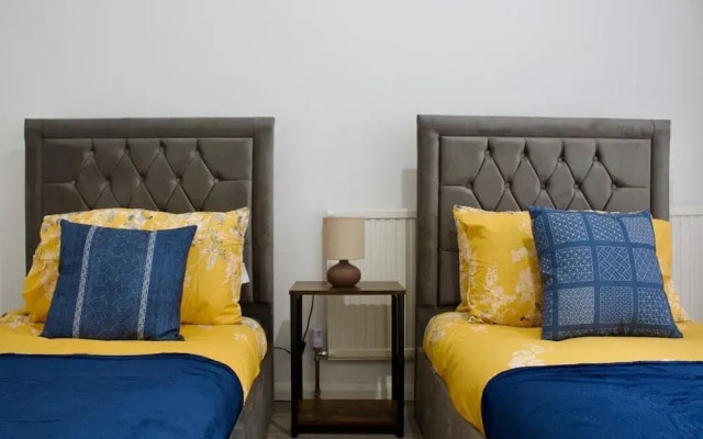 Green Corner House Sleeps 6 & Free Parking