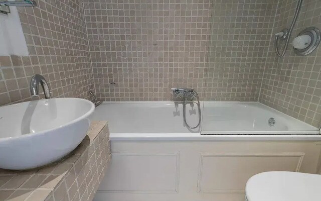 JOIVY Charming 1-Bedroom Flat with Patio