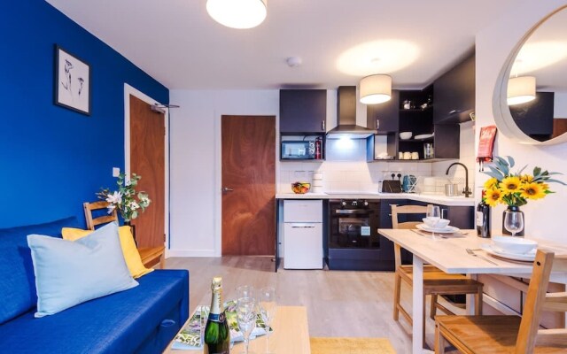 NEW Spacious Apartment Ideal for Business Work