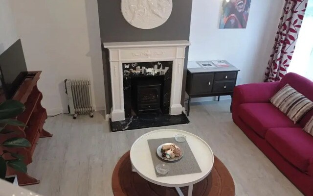 House - Sleeps 8 - Garden - Parking